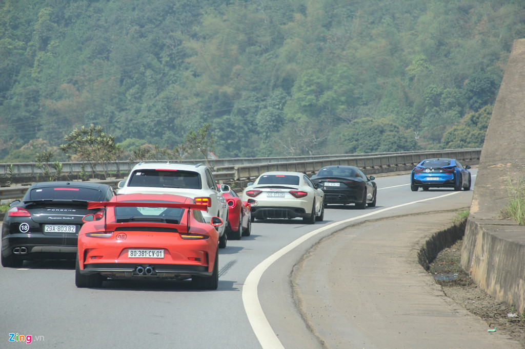 Siêu xe nối đuôi nhau trên cao tốc Hà Nội - Lào Cai